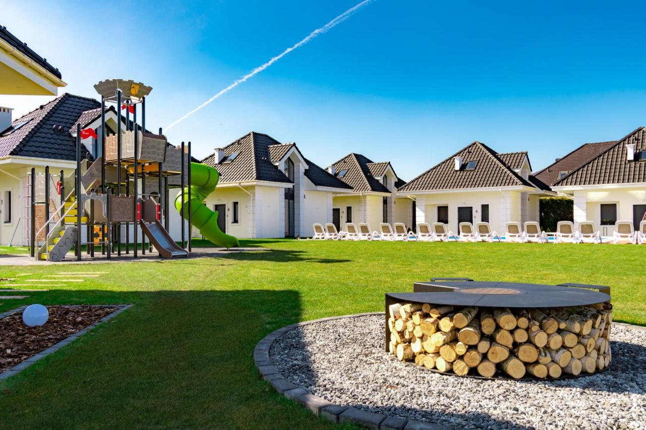 Family Resort Ustka - Domki Dwupoziomowe Z Basenem Exterior foto