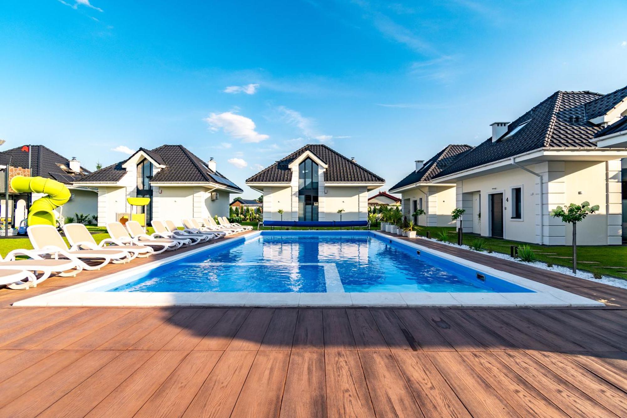 Family Resort Ustka - Domki Dwupoziomowe Z Basenem Exterior foto