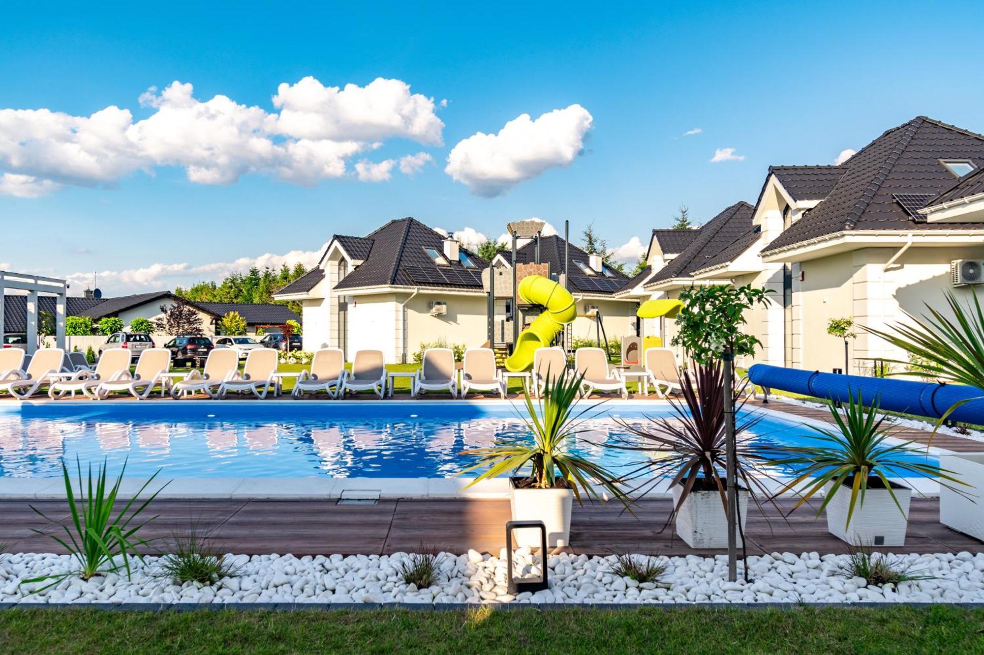 Family Resort Ustka - Domki Dwupoziomowe Z Basenem Exterior foto