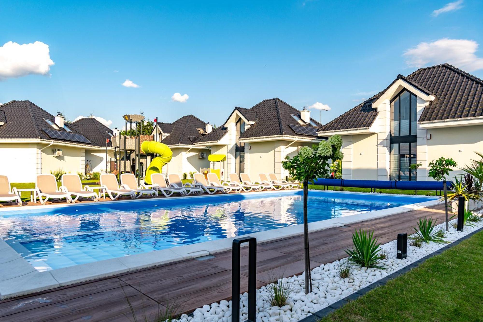 Family Resort Ustka - Domki Dwupoziomowe Z Basenem Exterior foto